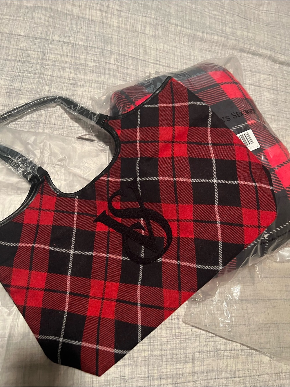 VS Victoria’s Secret plaid tote with Sherpa blanket throw NEW in pkg red black